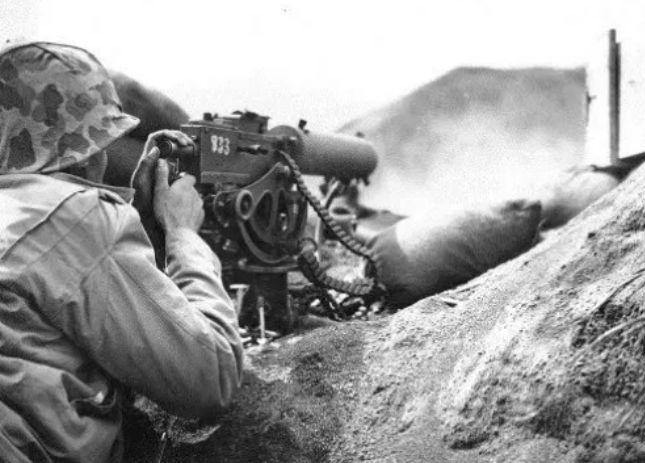 一名使用m1917a1型重机枪扫射折钵山附近日军据点的海军陆战队重