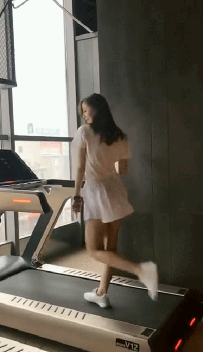 小美女超短裙 跑步机上秀大腿