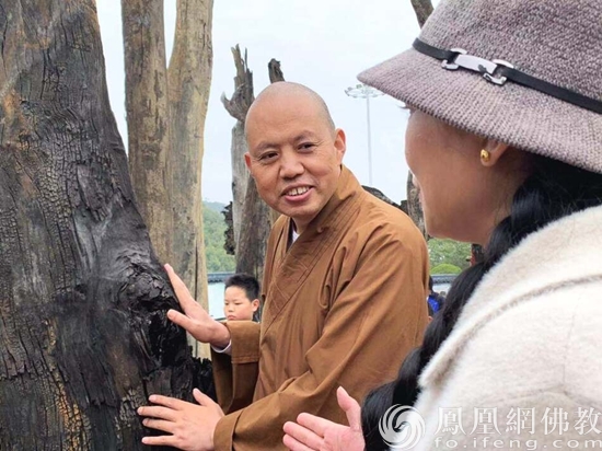 延参法师体验乌木文化（图片来源：凤凰网佛教 摄影：谢远琨）