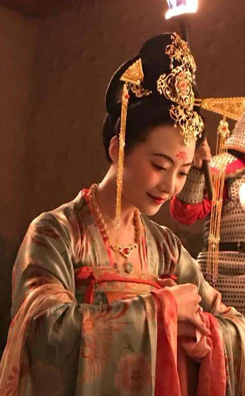 黄海波妻子近照曝光，37岁身型窈窕有致，不输身旁影后秦海璐！