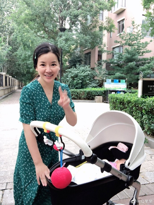 央视主持人红果果素颜出门遛娃，女儿小桔子超可爱