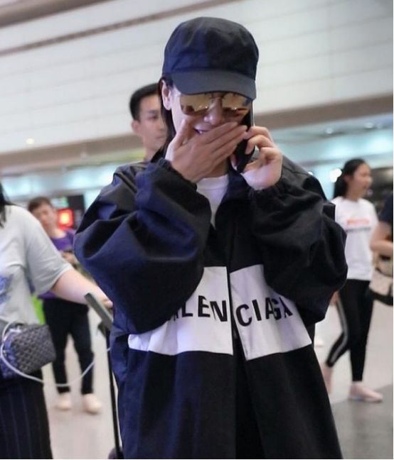 海清为中年女演员发声不成改扮少女？穿杨幂同款过膝袜，42岁成潮妹
