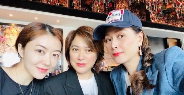 「侦探娱乐」熊黛林晒照为经纪人庆生，P图太过秒变“蛇精脸”