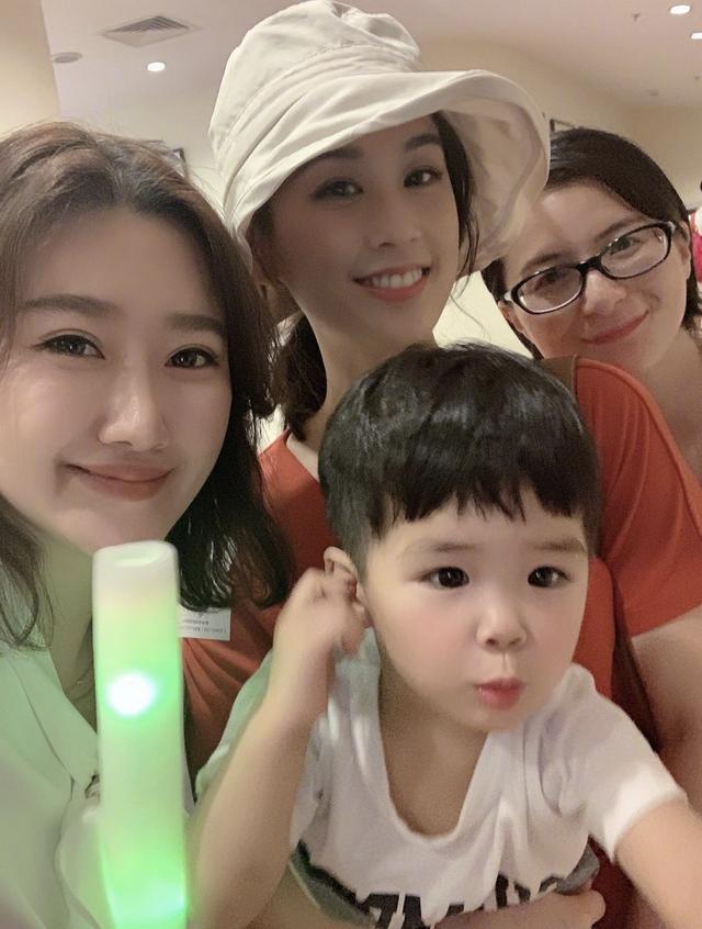 母子三人罕见同框！黄圣依送儿子们开学笑叹“哥俩好”