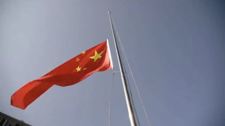 风雨无阻！这老两口每天升国旗坚持14年…