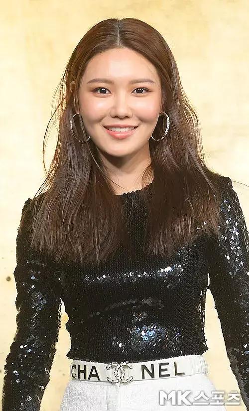 少女时代最新合体照,只有允儿的脸还能打,郑氏姐妹是一起胖了?