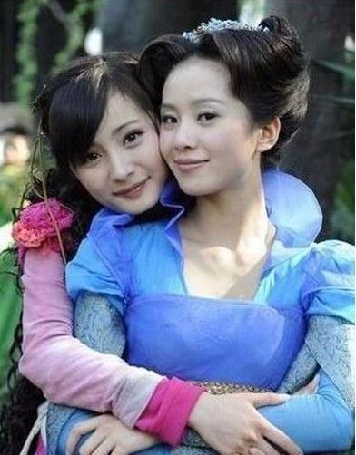 「一床情书」杨幂刘诗诗金鸡奖同台不同框，一个红裙惹火，一个白裙惊艳