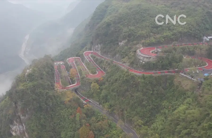 湖南吉首：云绕矮寨盘山路