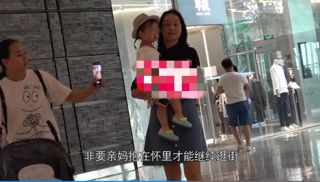 正脸曝光！朱丹母女逛商场，小小丹东张西望超黏妈妈