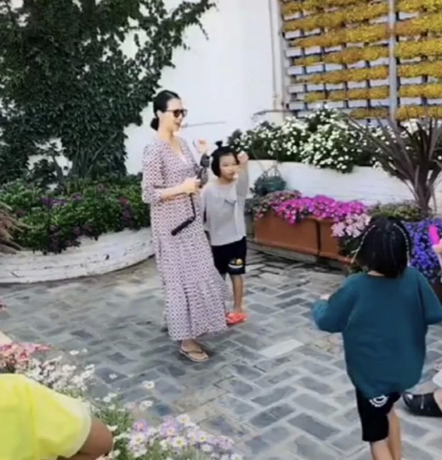 网友偶遇蔡少芬一家四口 “娘娘”穿孕妇裙四肢纤细仅腹部隆起