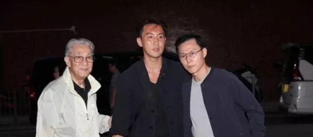 梁舜燕设灵众星致祭，干儿子李克勤神情哀伤，周润发刘德华送花圈悼念