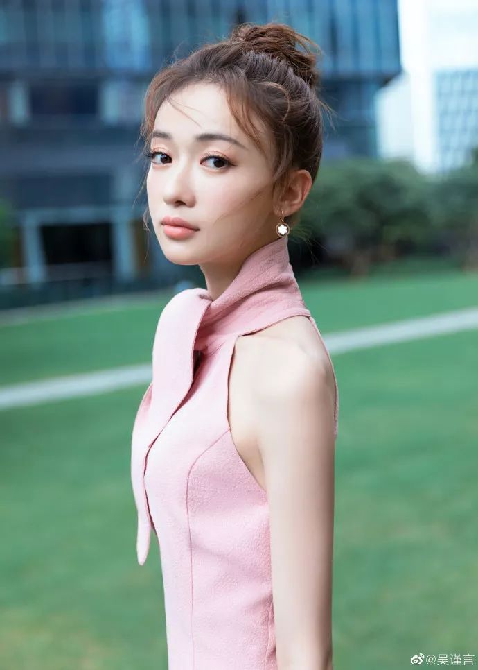 吴谨言10岁开始不吃晚饭减肥,瘦成纸片人的她真的美吗?