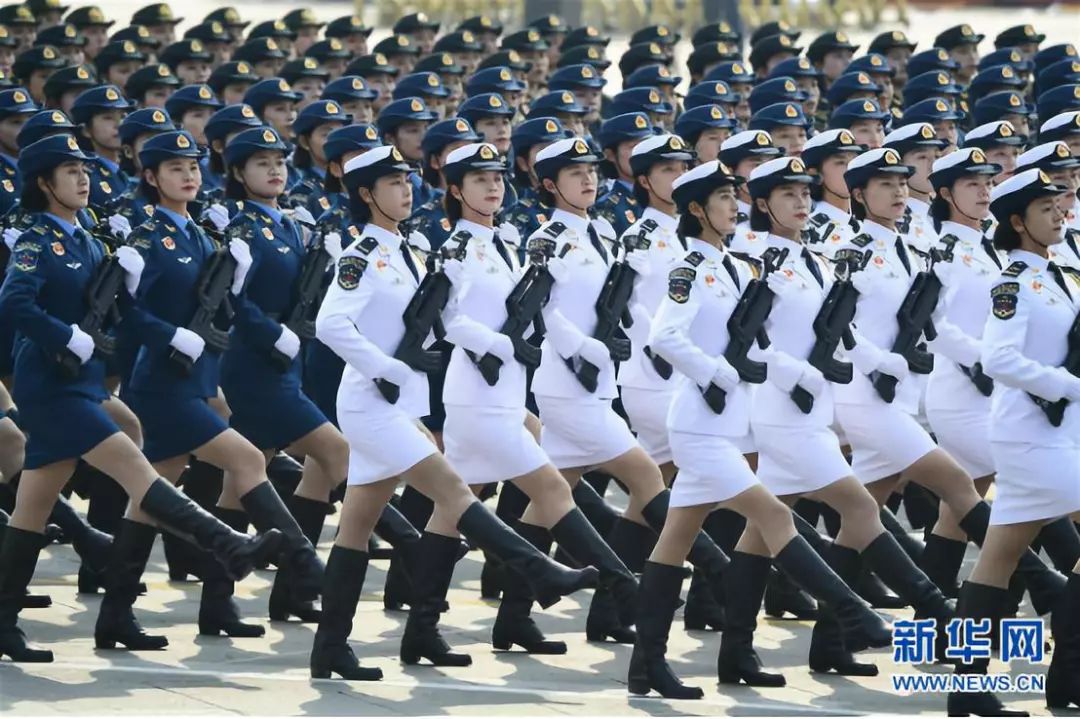 女兵方队.