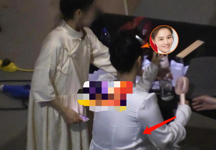 「」马思纯穿连衣裙拍广告，腰间肉将衣服撑到绷紧，助理蹲身为其换鞋