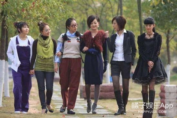 还记得《丑女无敌》里的助理小艾吗？她现在长这样了