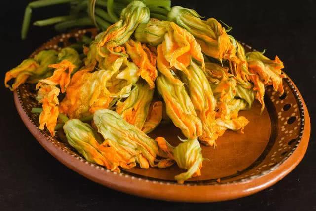 云南人用鲜花做成美食菜，好看又好吃