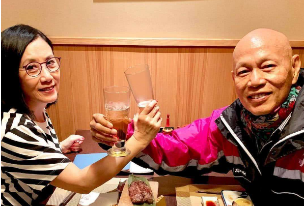 汪明荃接受采访，少女心十足玩转新潮app，情商超高反赞主持人