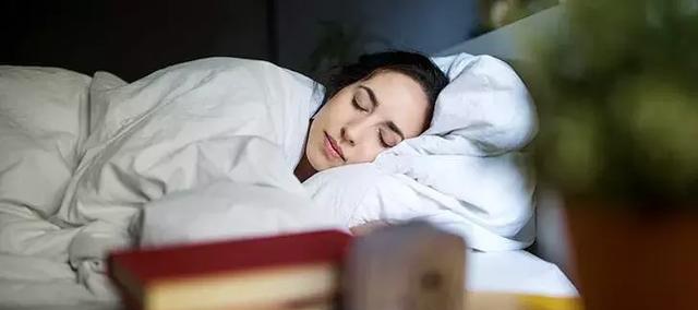 睡觉时到底要不要穿衣服?别害羞!男女都该看看
