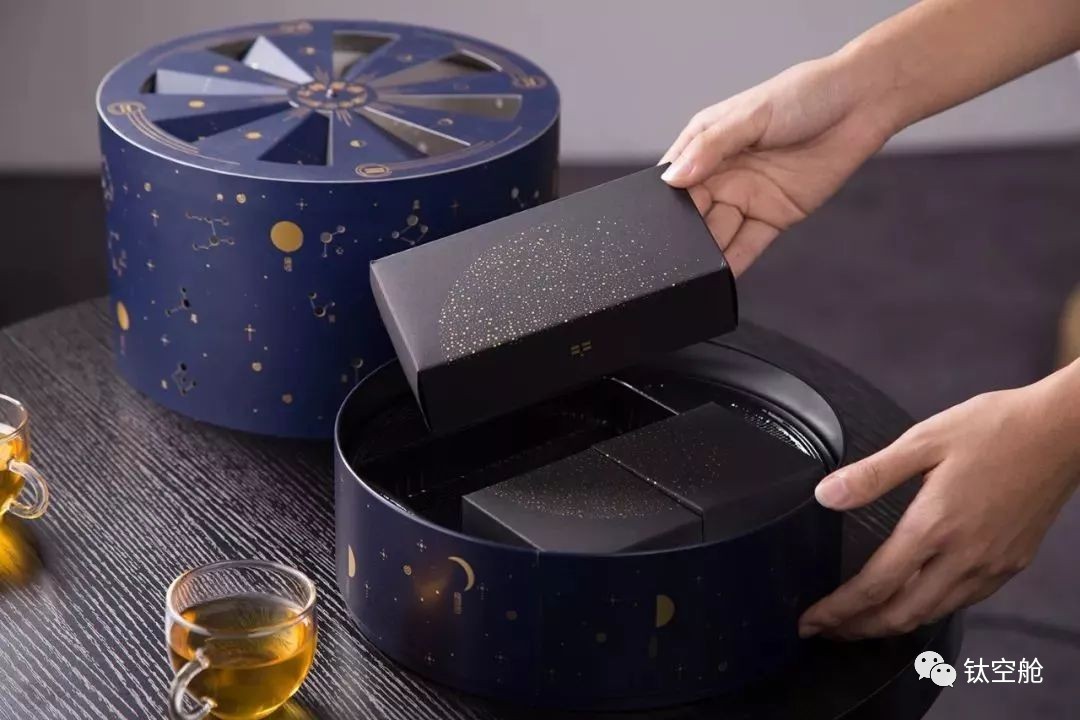 他把漫天星辰，装进月饼礼盒里