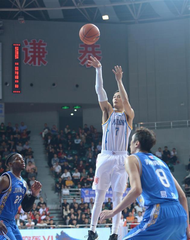11月27日,福建豹发力队球员汤杰(中)在比赛中投篮.
