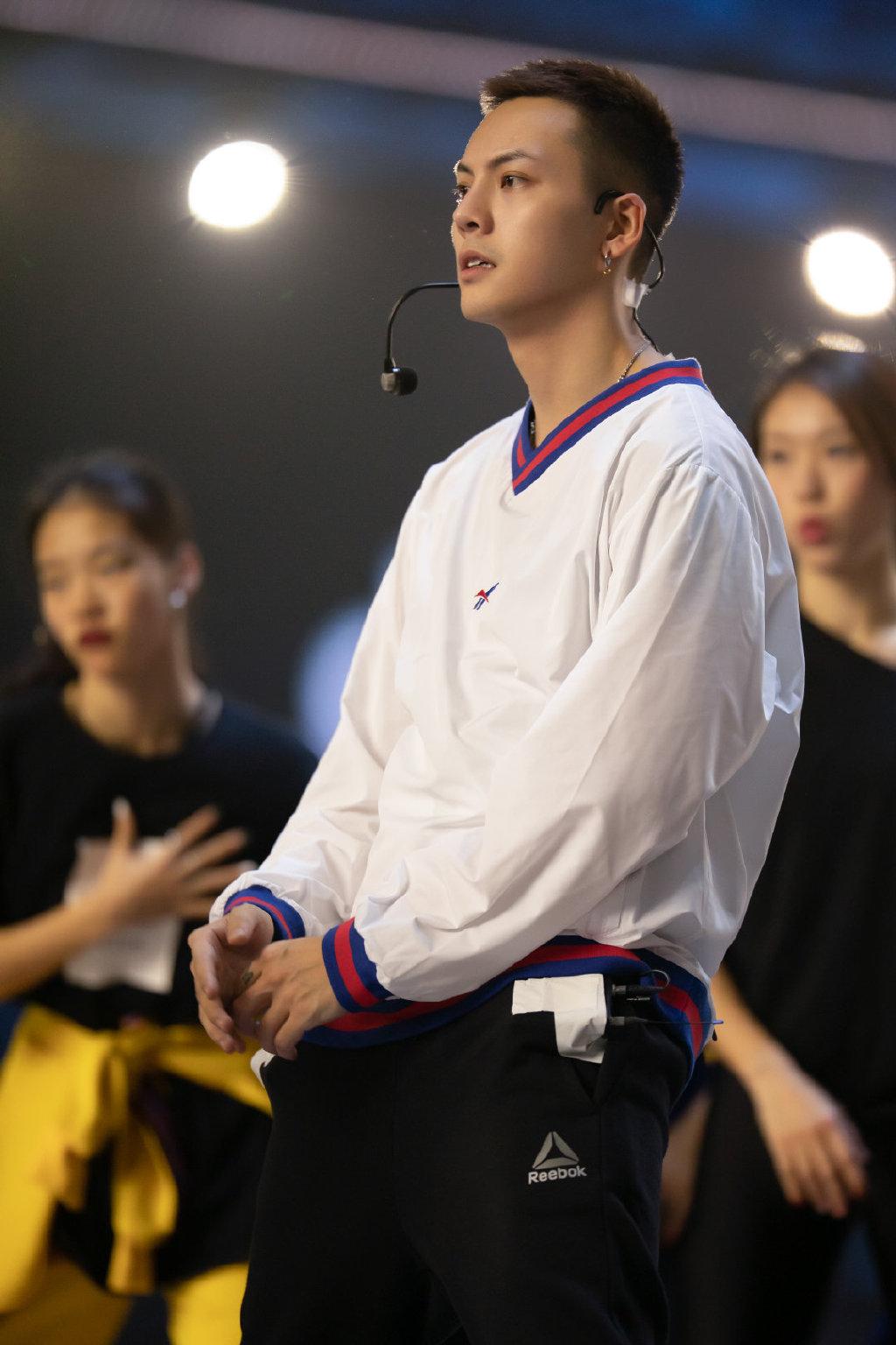 「江苏卫视」热力全开的舞台已加载完毕，陈伟霆来陪你跨年了！