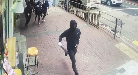 “暴徒装”劫匪日日犯案 香港警方做出“新部署”