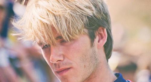 很多人只记得贝克汉姆取得的成就,却忘了他年轻时的盛世美颜