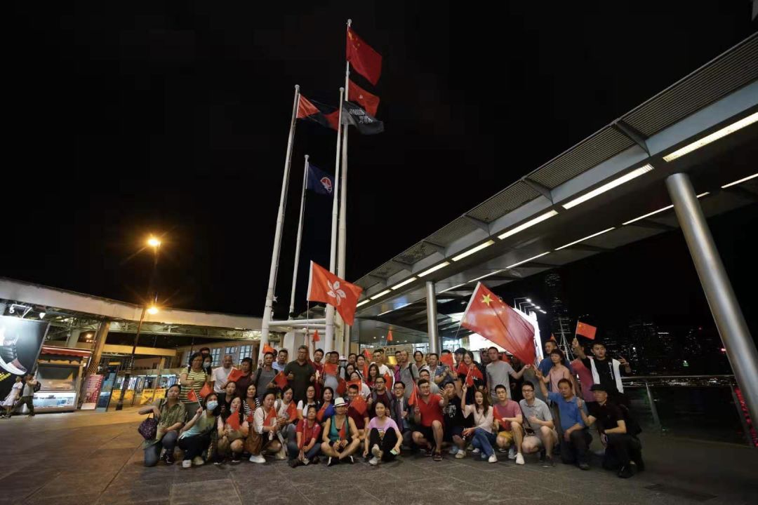 爱国爱港民众前往尖沙咀将国旗再度升起 他们是香港护旗手 首猎场 商业运营者的经营哲学