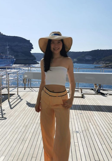 甄子丹15岁女儿穿露脐装秀小蛮腰，大长腿不输辣妈身材逆天