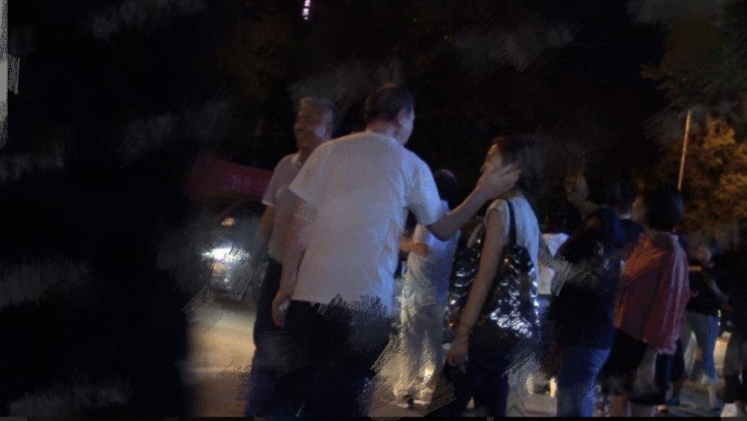 心疼徐帆！冯小刚为爱妻庆生大摆宴席，却当街轻抚年轻女孩的脸？