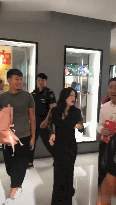 42岁阔太陈少霞产女一月极速瘦身，与令狐冲同台仍是当年小师妹
