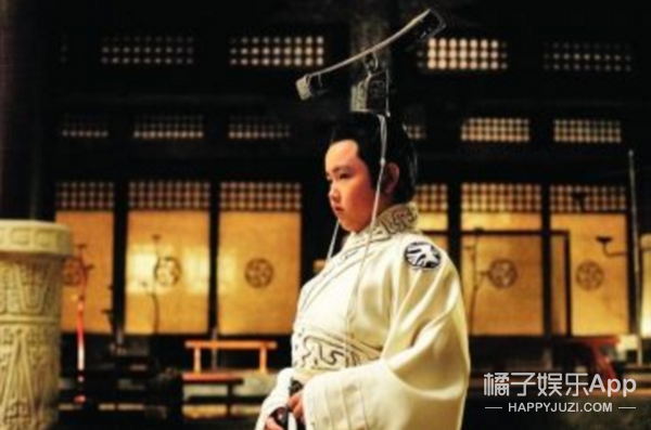 这操作要是换成女明星早被骂上热搜了吧？