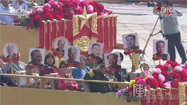 哈尔滨理工大学老校长王大珩院士照片荣誉牌在国庆“致敬”方阵高高举起（哈尔滨理工大学王烁）