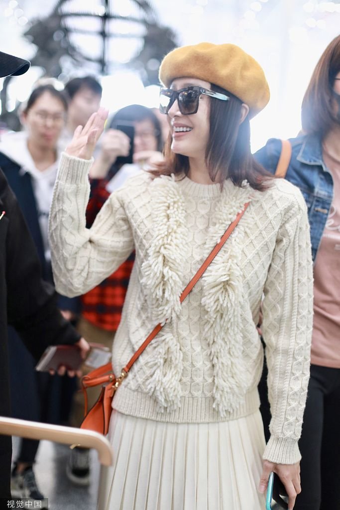 [娱乐星动]漂亮姐姐！秦岚戴贝雷帽浅笑超甜 毛衣搭半裙又美又仙