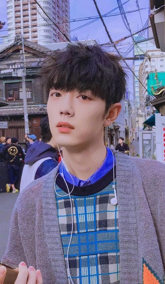 作为肖战的好兄弟王一博内搭衬衫配领带,表现出截然不同的cool guy风