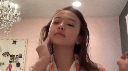 但其实了解后就会发现私下的她和小伙伴们没什么区别,就是个天真可爱