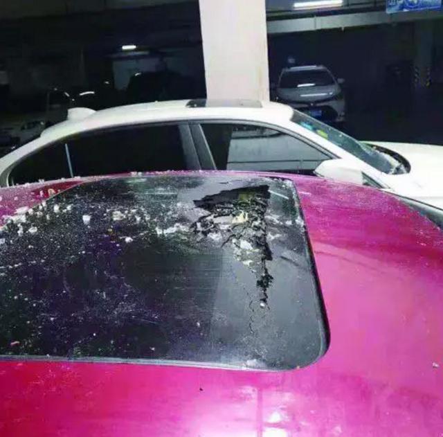 奔驰停小区被高空坠物砸坏，找不到肇事者！律师：起诉整栋楼