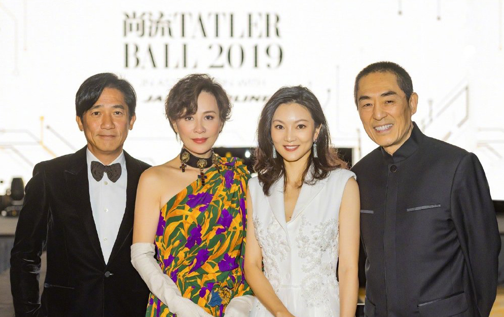 「熊猫娱乐」张艺谋获终身成就奖，妻子陈婷盛装出席，与刘嘉玲斗艳完胜