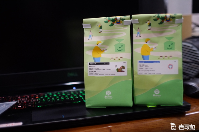 意料之外的礼物，来自职业咖啡师的礼物。来自云南和哥伦比亚的精选烘焙豆子，真想马上磨上一杯尝尝，嘿嘿嘿