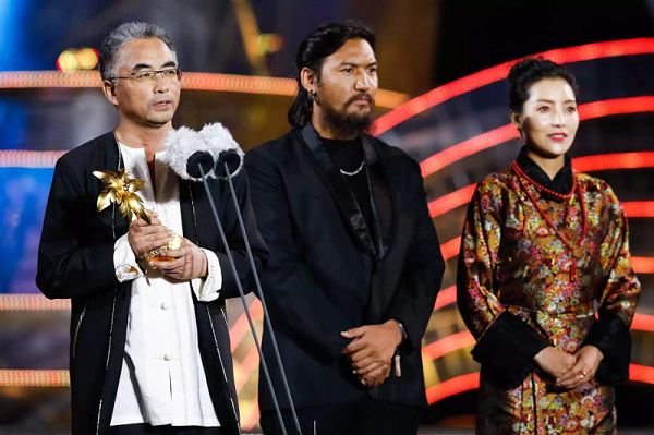 【澎湃新闻】第二届海南岛国际电影节闭幕，万玛才旦《气球》摘“金椰”
