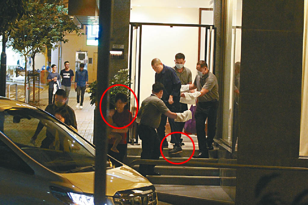 富商刘銮雄罕见与老婆聚餐，步履蹒跚三保镖围绕，甘比抱娃疾走头都不回