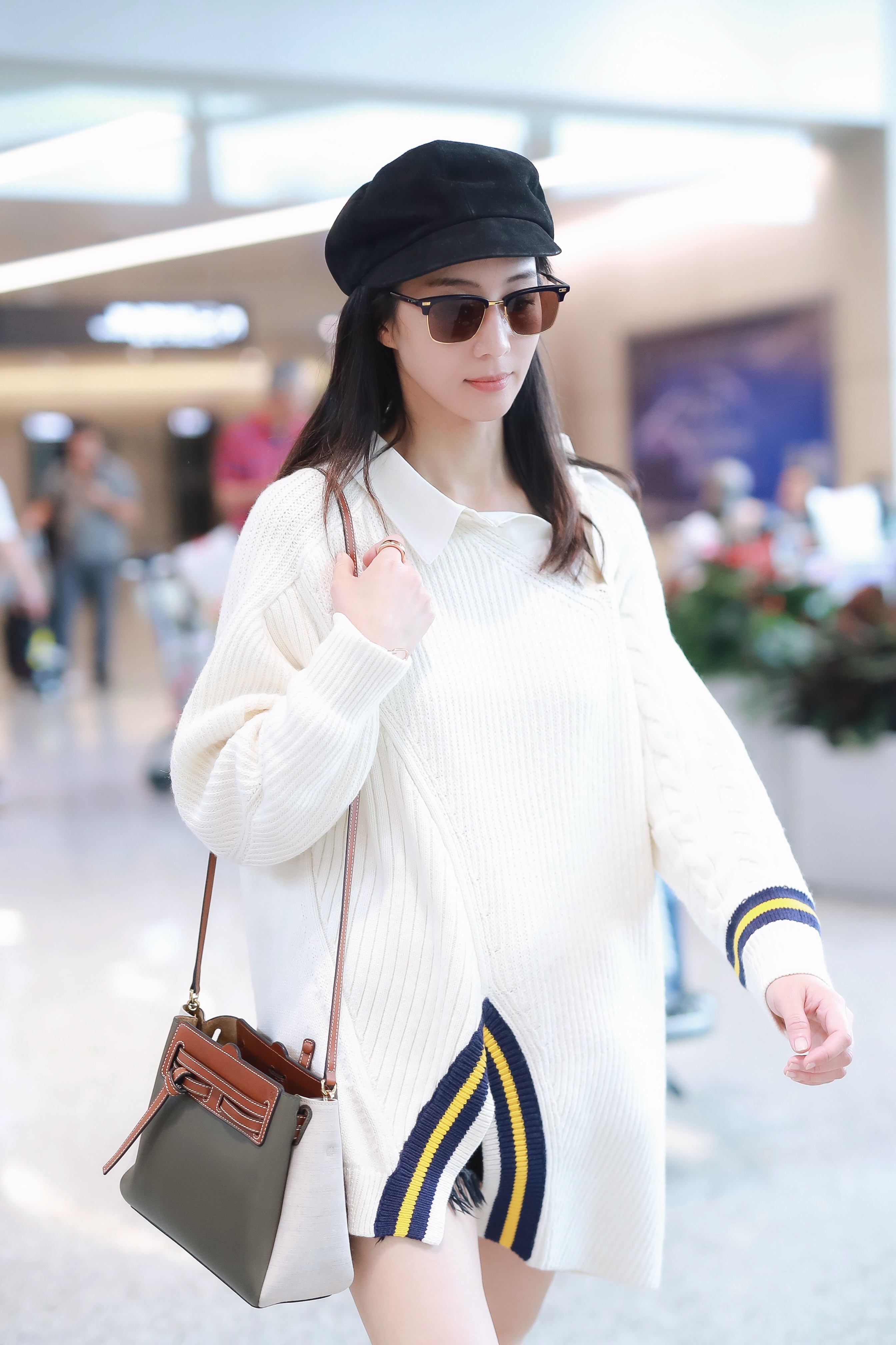 张钧宁现身上海机场 白色毛衣带来初秋精致时