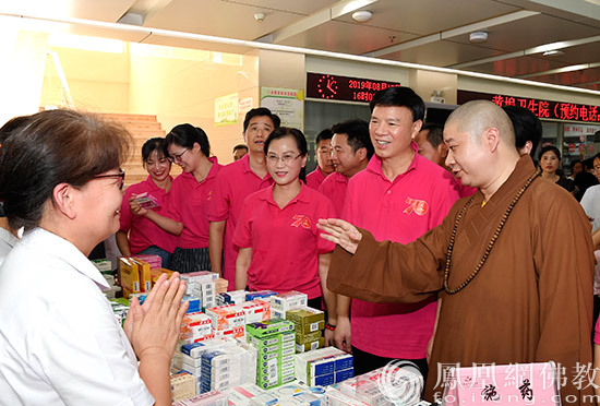 厦门南普陀寺慈善会会长则悟大和尚与医护人员亲切交流，了解义诊情况。（图片来源：凤凰网佛教 摄影：南普陀寺）