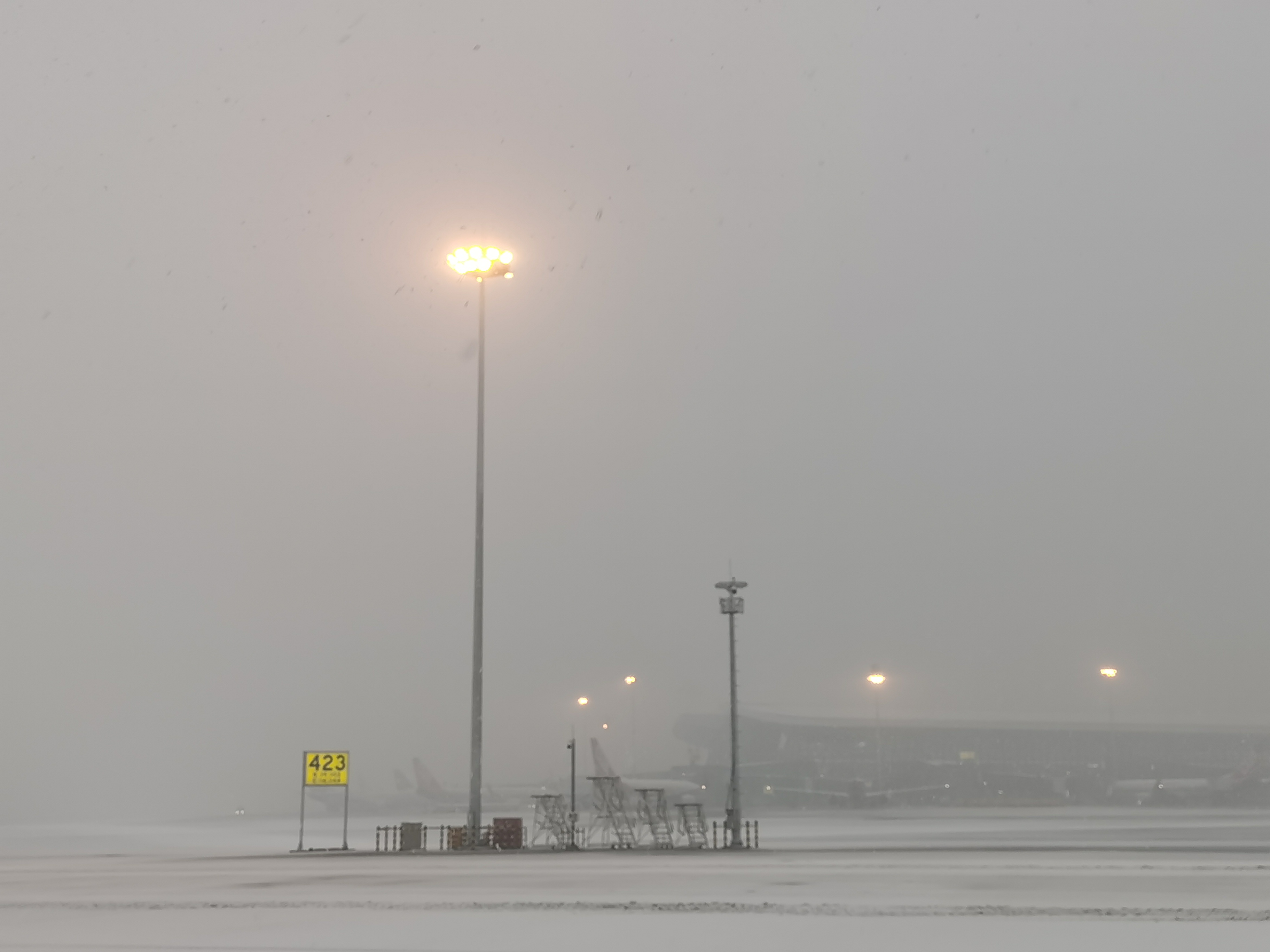 首都机场大兴机场再迎降雪 已启动定点除冰