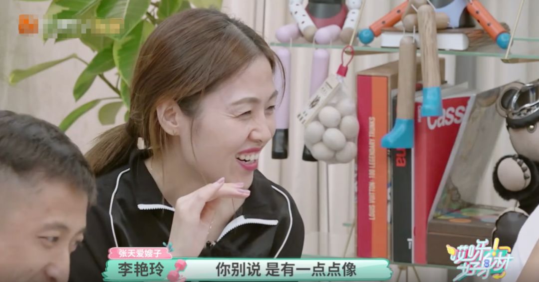 「不八卦会死星人」嫂子不吃醋？张天爱哥哥为她做饭擦鞋捏脚，兄妹间上演“背后抱”