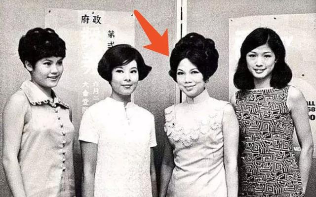 梁舜燕设灵众星致祭，干儿子李克勤神情哀伤，周润发刘德华送花圈悼念