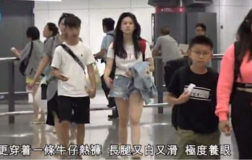 邱淑贞带两个女儿现身机场，母女三人站一起像姐妹