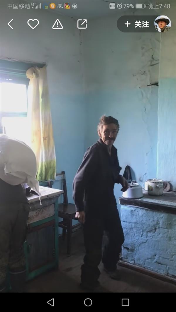 快手网红给残疾老人送酒 网友怒了：这是要喝死人