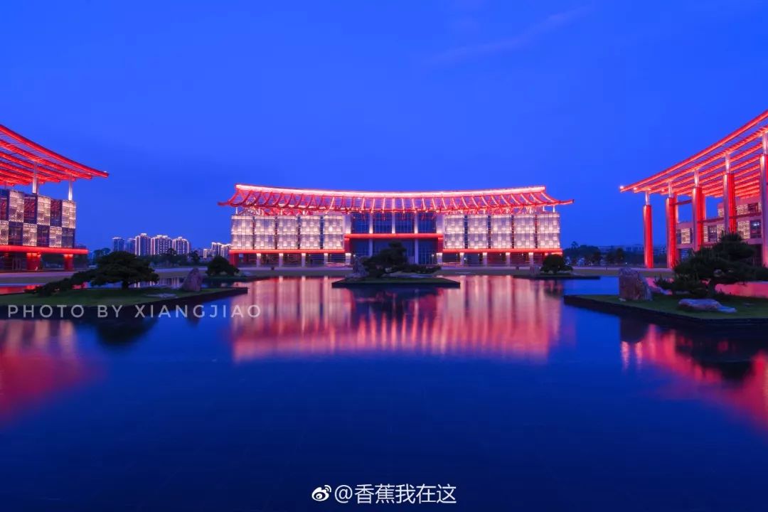 夜景很美 是莆田地标性建筑 有网友戏称:像抖音符号 肖国和/摄 漳州三