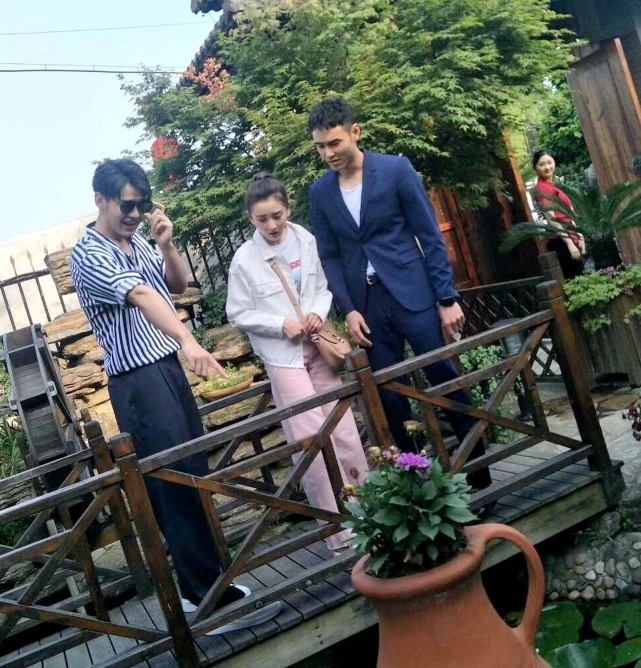 阮经天宋祖儿被曝“叔侄恋”后，又被网友拍到在餐厅单独约会？